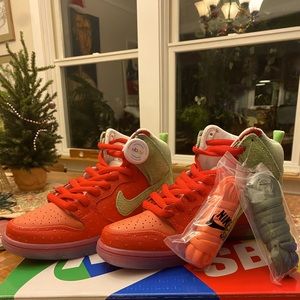 NIKE SB 420 “STRAWBERRY COUGH” DUNK HIGH.